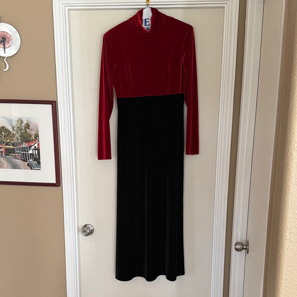Chic Velvet Long Sleeve Dress in Red and Black